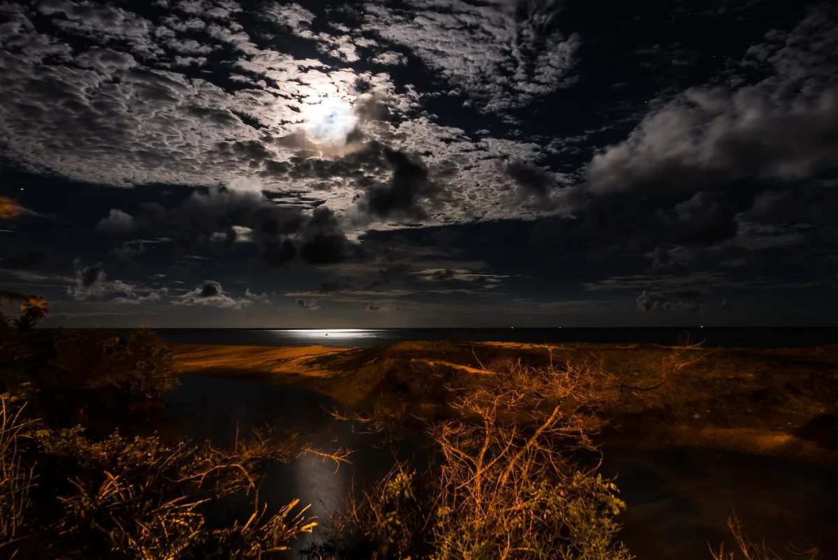 Lua cheia sobre o mar: marés vivas