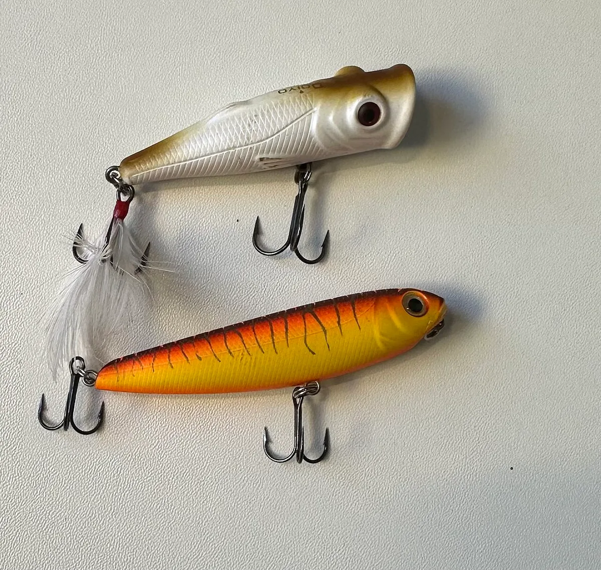Um popper (em cima) e um stickbait (em baixo).