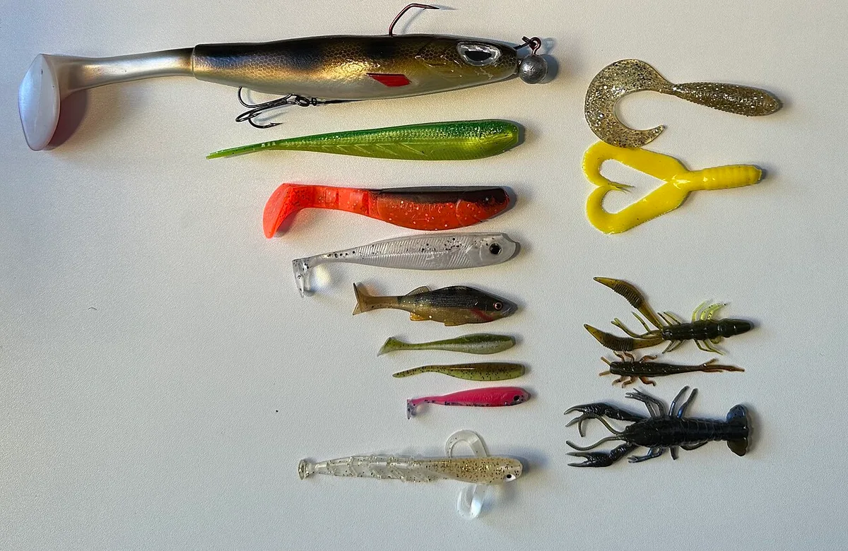 Vários tipos de vinil: shads, twisters e imitações de lagostim.