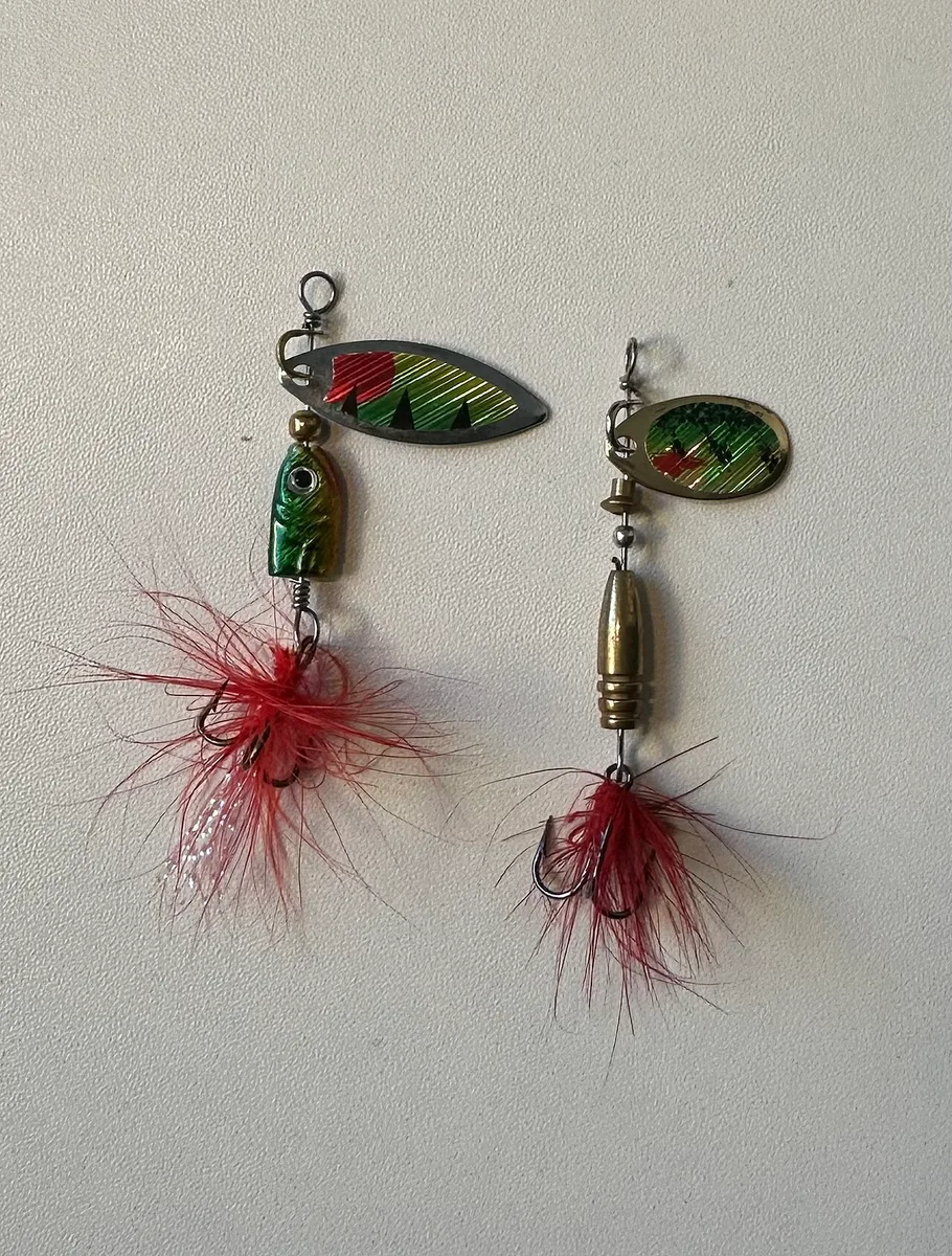 Spinners com corpo decorado e fateixa com penas.