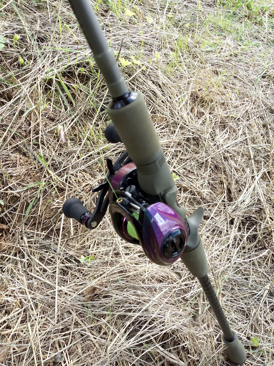Carreto de baitcasting montado por cima de uma cana de casting