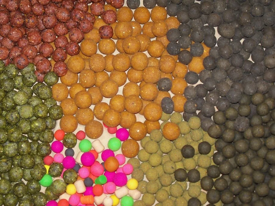 Boilies de várias cores, o isco mais usado nesta montagem.