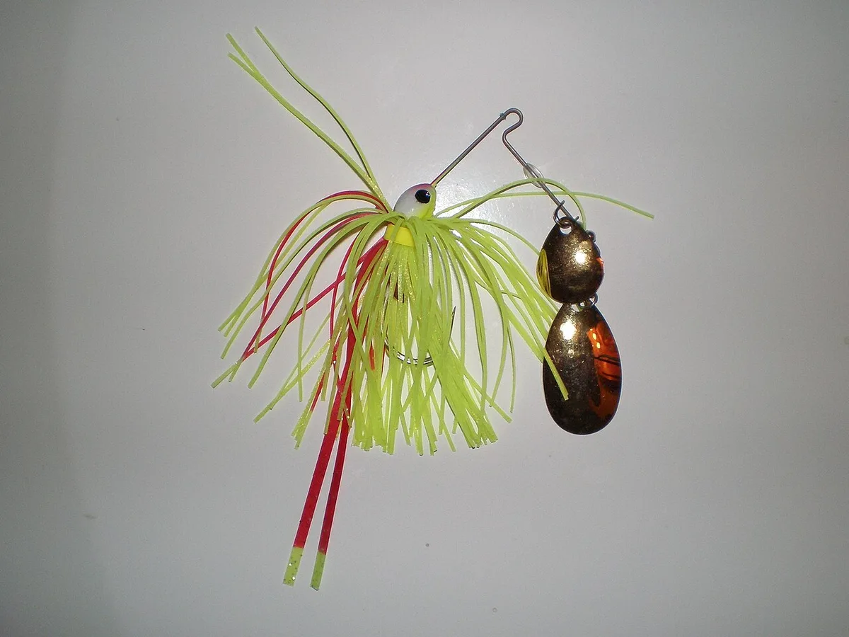 Spinnerbait com saia chartreuse e duas pás douradas.