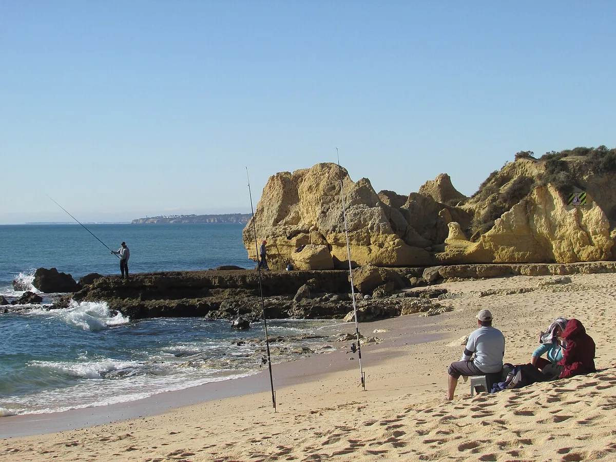 Pesca de praia no Algarve, ambiente típico para montagens de distância (foto genérica).