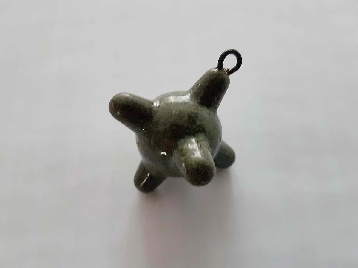 Chumbada com garras, que se crava na areia e aguenta a corrente.