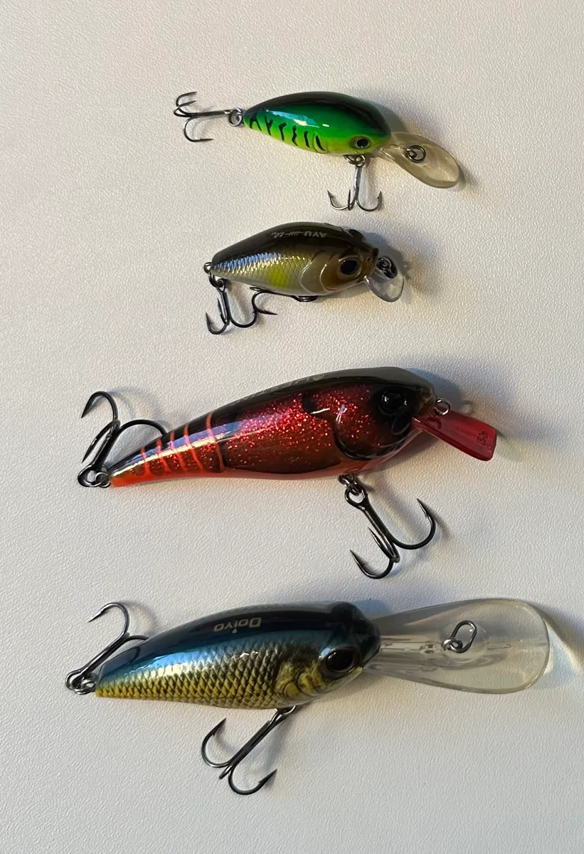 Crankbaits com palas de tamanhos diferentes, que definem a profundidade de trabalho.