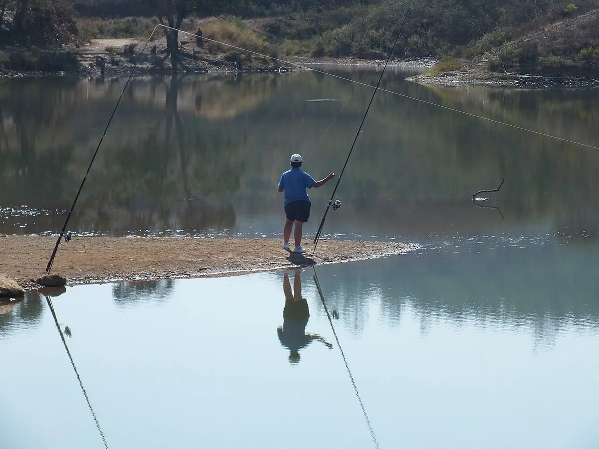 Pescador na Barragem do Funcho, Silves (foto genérica de pesca em albufeira).