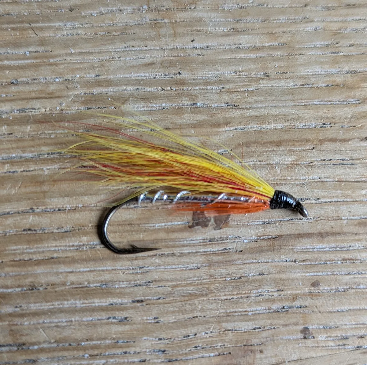 Streamer, uma mosca grande que imita um peixinho.