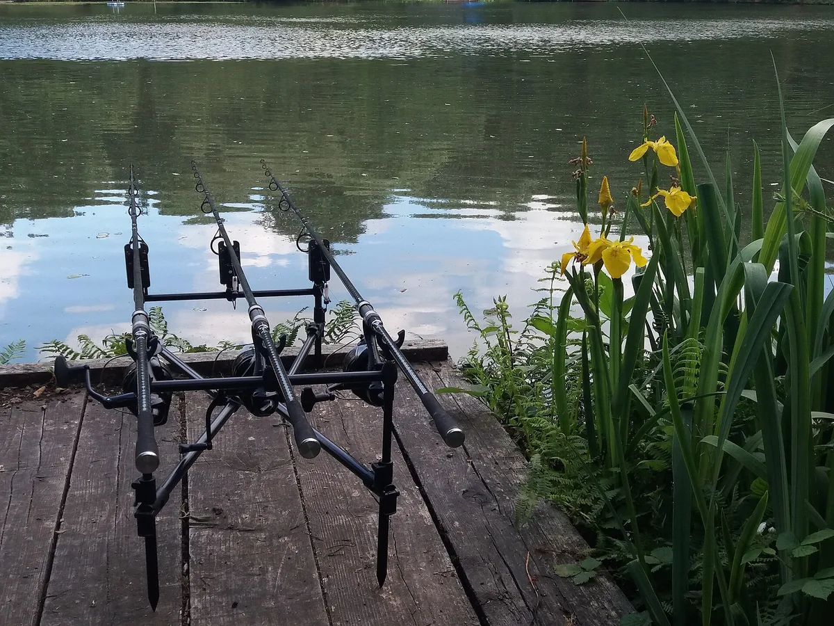 Rod pod com alarmes de toque num pontão de lago
