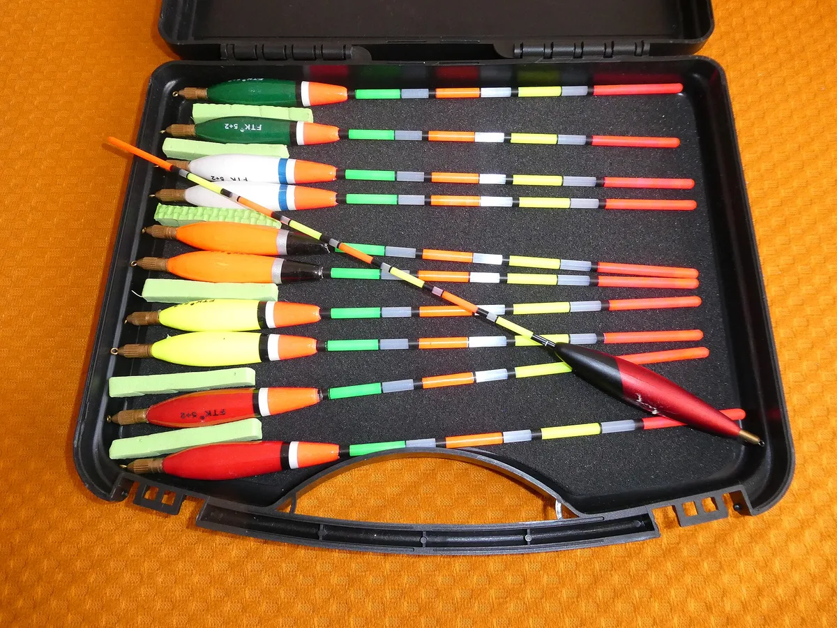 Estojo com bóias tipo waggler para águas paradas e de corrente lenta